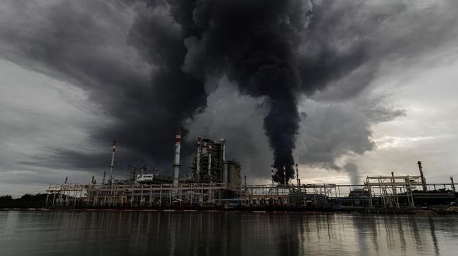 Kebakaran Tangki Kilang Pertamina Cilacap Diduga Akibat Kena Petir