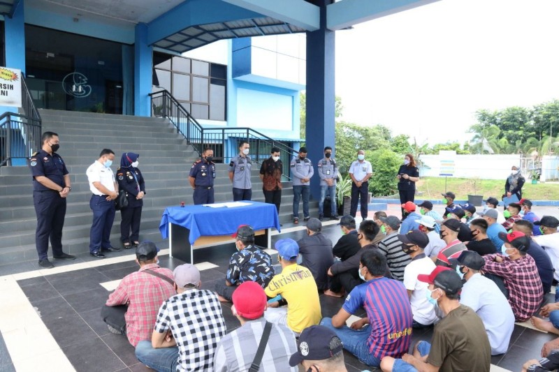 Hundreds of Vietnamese Foreigners Are Sent Back Home via Hang Nadim Batam