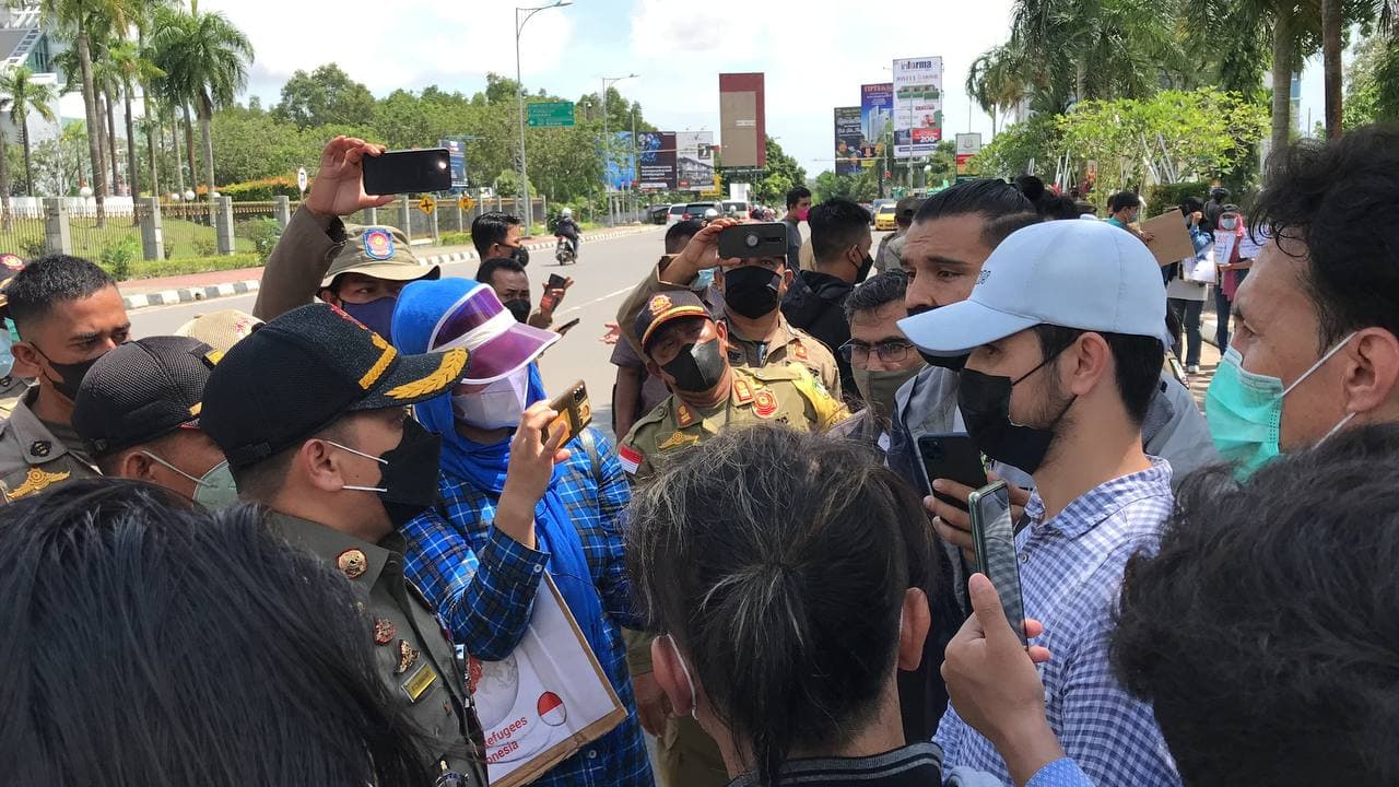 Unjuk Rasa, Pengungsi Afghanistan Dorong-dorongan dengan Polisi di Batam