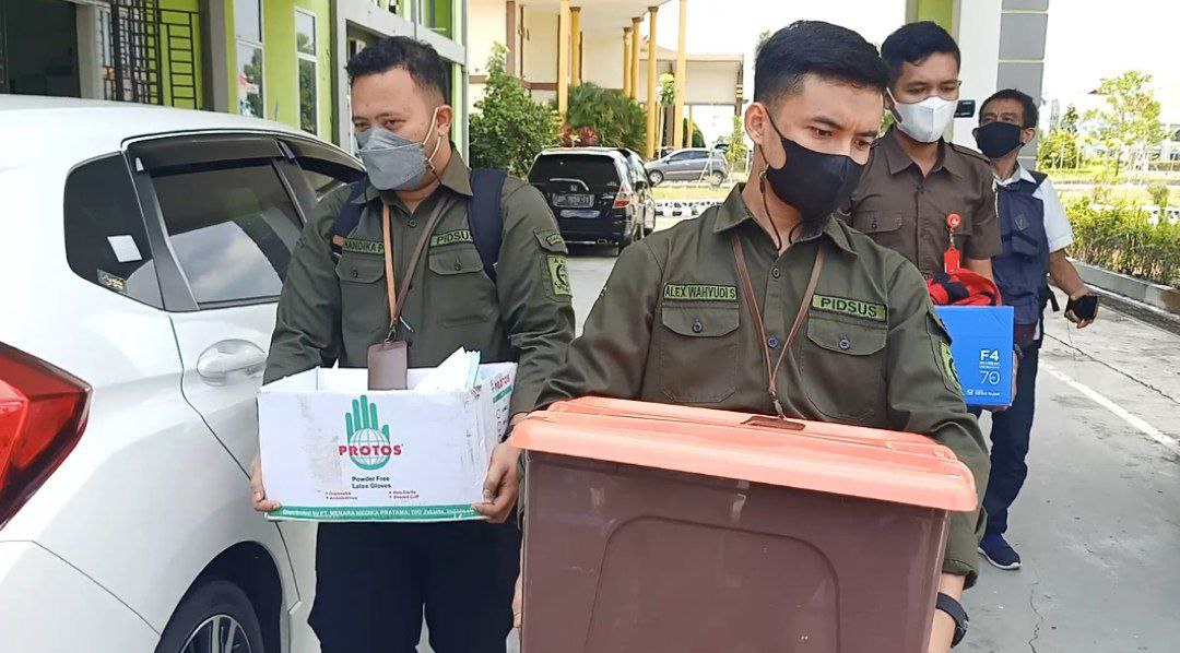 Jaksa Boyong 3 Boks Berkas dan Tas dari Kantor Dinkes Bintan