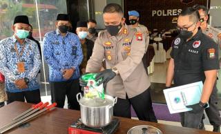 Musnahkan Barang Bukti, Kapolres Karimun Rebus Sekilo Lebih Sabu
