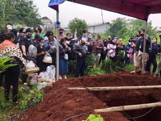 Di Bawah Gerimis, Ratusan Pelayat Hadiri Pemakaman Vanessa dan Suami