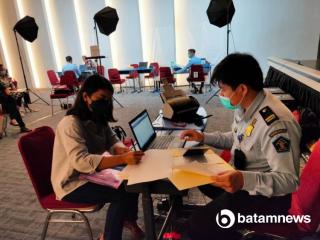 Didatangi Petugas Langsung, Menengok Layanan Paspor Kolektif Imigrasi Batam