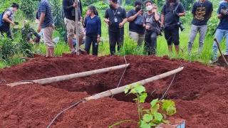 Vanessa Angel dan Bibi Dimakamkan Satu Liang Lahad