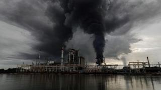 Kebakaran Tangki Kilang Pertamina Cilacap Diduga Akibat Kena Petir