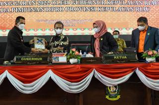 Gubernur Sampaikan Nota Keuangan dan Ranperda APBD Kepri 2022