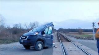 Ajaib, Pengemudi Selamat Usai Mobil Terbelah Dua Dihantam Kereta Api