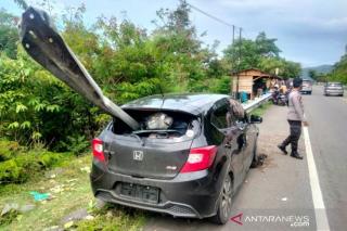 Ngeri! Honda Brio Tembus Tertusuk Besi Pembatas Jalan