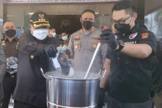 Polres Karimun Rebus Barang Bukti 6,3 Kilogram Sabu