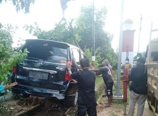Avanza Seruduk Gerbang SD di Bintan, Dua Ibu-ibu dan Satu Pelajar Kena Tabrak