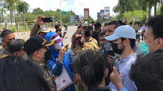 Unjuk Rasa, Pengungsi Afghanistan Dorong-dorongan dengan Polisi di Batam