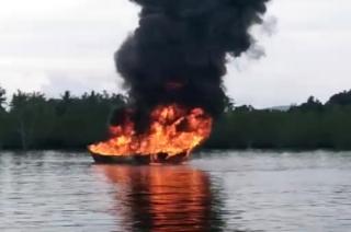 Kapal BBM Tujuan Daik Lingga Terbakar di Perairan Sungai Buluh