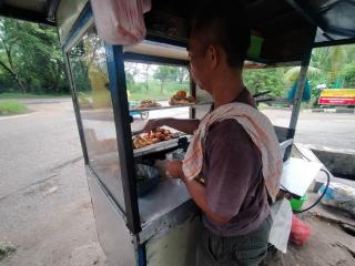 Harga Minyak Goreng Naik, Penjual Gorengan di Batam Dilema