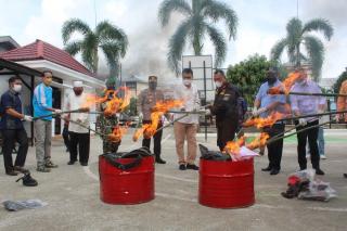 Bupati dan Kajari Natuna Bakar Barang Bukti Hasil Kejahatan