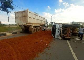 Truk Pengangkut Tanah Ngebut di Jalan Raya Batam Ancam Nyawa Pengguna Jalan 