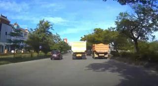Truk Proyek Ngebut di Batam Tebar Maut