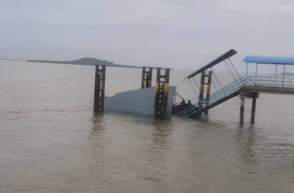 Ponton Pelabuhan Tanjung Maqom Kundur Karimun Ambruk
