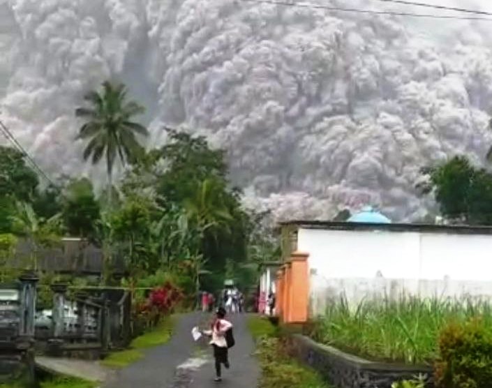 Pakar: Gunung Semeru 8 Tahun Kumpulkan Energi Sebelum Meletus