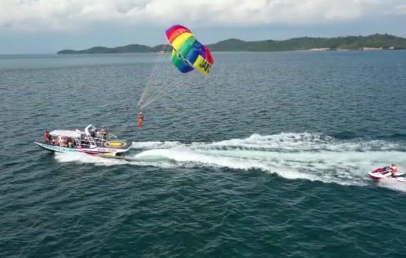 TNI AU Latihan Gabungan Parasailing di Batam