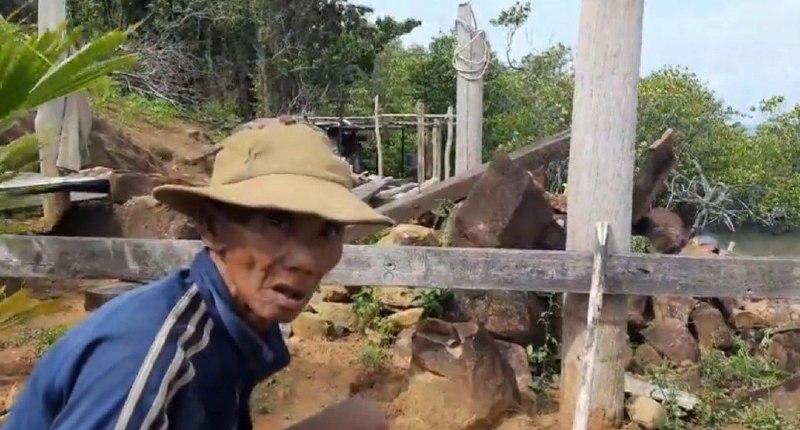 Gelombang Tinggi Sapu Rumah Lansia di Mantang Bintan
