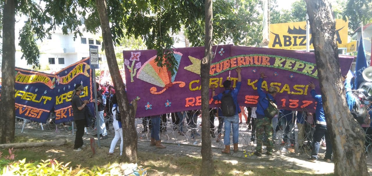 Papan Bunga Spesial Dipesan Buruh Buat Gubernur Kepri