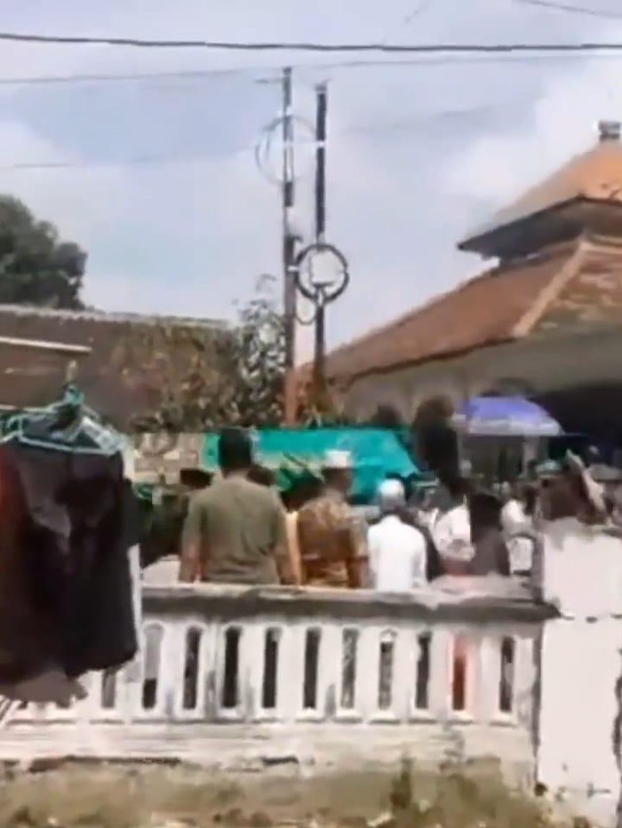 Viral, Video Warga Gotong Keranda Mayat Sambil Lari 