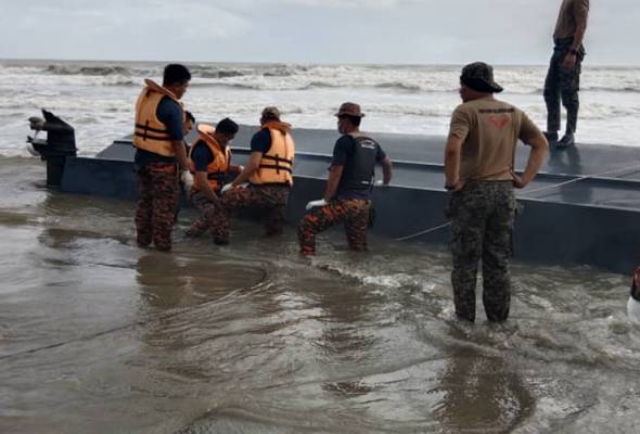 Extreme Weather Triggers The Ship Bringing Illegal Immigrants to Johor Waters to Sink