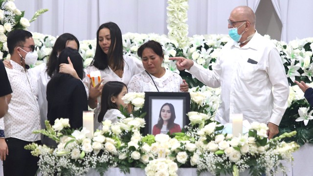 Tangis Keluarga Pecah Jelang Kremasi Jenazah Selebgram Laura Anna