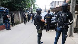 Densus 88 Angkut Bukti dari Rumah Terduga Teroris di Batam