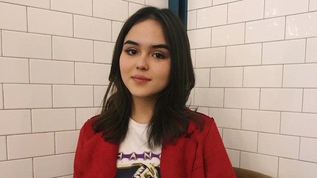 Tangis Irene saat Prosesi Larung Abu Jenazah Laura Anna di Laut
