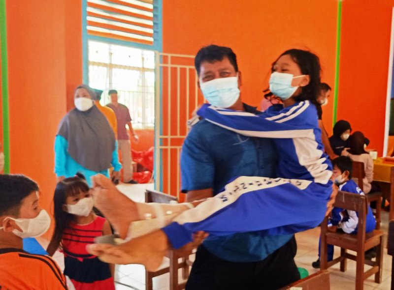Walau Kaki Patah, Siswi SD di Bintan Tetap Semangat Ikut Vaksinasi Covid-19
