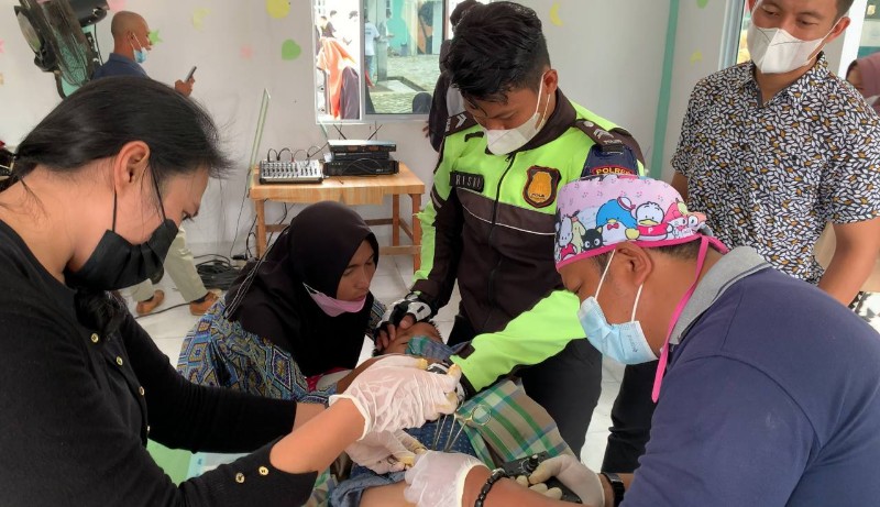 Briptu Rizky Jadi Obat Penenang Anak Histeris saat Sunatan Massal di Karimun