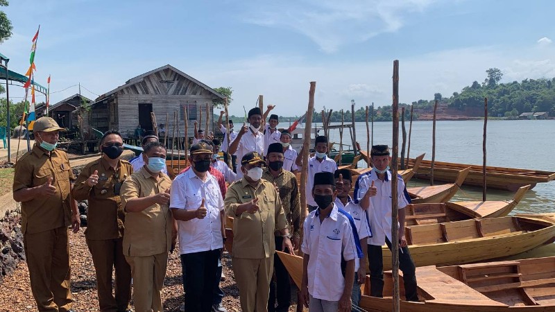 Pemkab Karimun Salurkan Alat Tangkap untuk Nelayan Kampung Seberang Olak