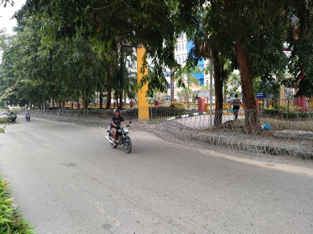 Graha Kepri Sudah Dipagari Kawat Berduri Jelang Demo Buruh Hari Ini