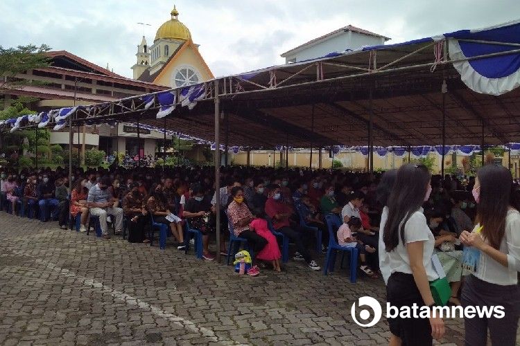 Ribuan Jemaat Ikuti Misa Natal di Gereja St Petrus Batam