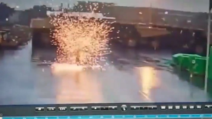 Momen Ngeri Petir Sambar Satpam Pegang HT saat Bertugas