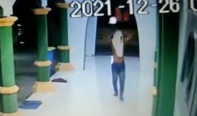 Seorang Pemuda Terekam CCTV Gondol Kotak Amal Masjid di Bandarsyah Natuna