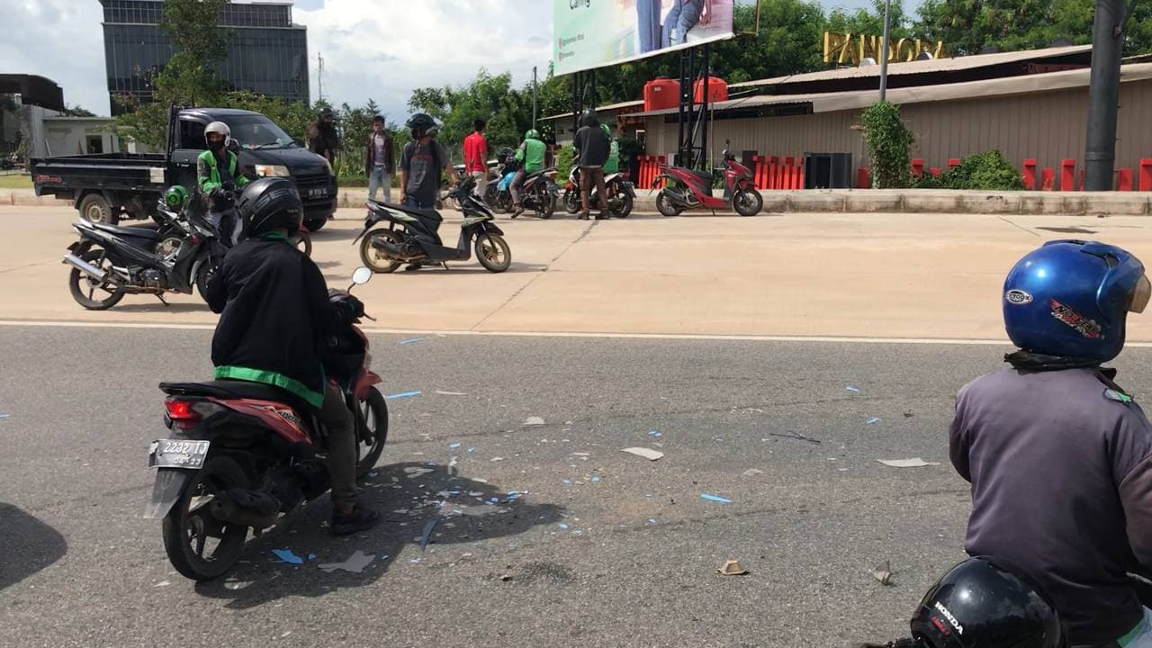 Pemotor Terkapar Tabrak Mobil Belok di Depan Kampus Poltek Batam