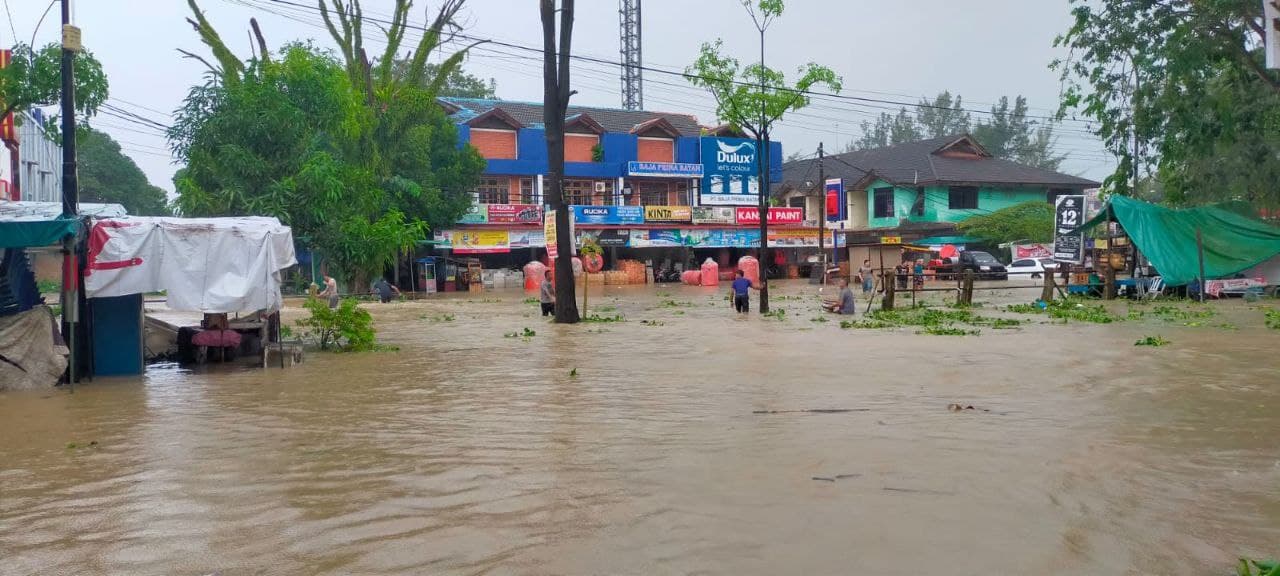 Hujan Seharian di Batam, Mukakuning Banjir Hingga Setinggi Dada Orang Dewasa
