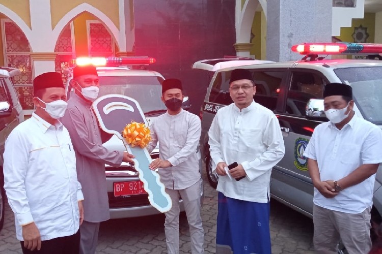 Legislator Kepri Serahkan Tiga Unit Mobil Jenazah untuk Masjid-Yayasan di Batam
