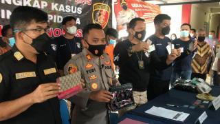Nyelonong ke Lapangan Golf, Dua Pria Gasak Dompet Turis Filipina