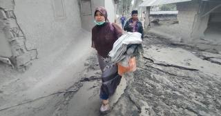 Warga Semeru Cari Kerabat Hilang di Permukiman yang Terendam Abu Vulkanik