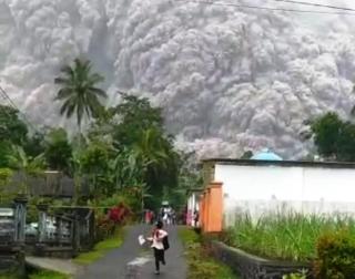 Pakar: Gunung Semeru 8 Tahun Kumpulkan Energi Sebelum Meletus