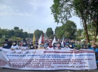 Penampakan Unjuk Rasa Ribuan Buruh di Kota Batam
