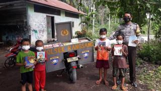 Brigadir Khairi Sulap Motor Dinas Jadi Perpustakaan Keliling