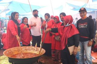 Ibu-ibu di Sumbar Kirim Rendang 1 Ton untuk Korban Gunung Semeru