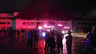 Kebakaran Landa Dua Gudang di Pelabuhan Bintang 99 Batam