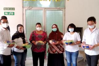 Rajawali Muda Bagikan 50 Paket Buah Segar untuk Pasien RSBK Batam