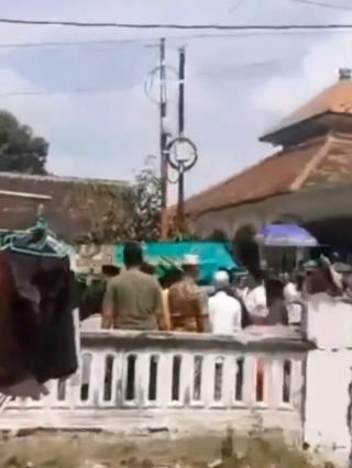 Viral, Video Warga Gotong Keranda Mayat Sambil LariÂ 