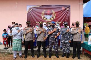 Alumni AKABRI 2001 Bagi Sembako-Suntik Vaksin Siswa SD di Bintan